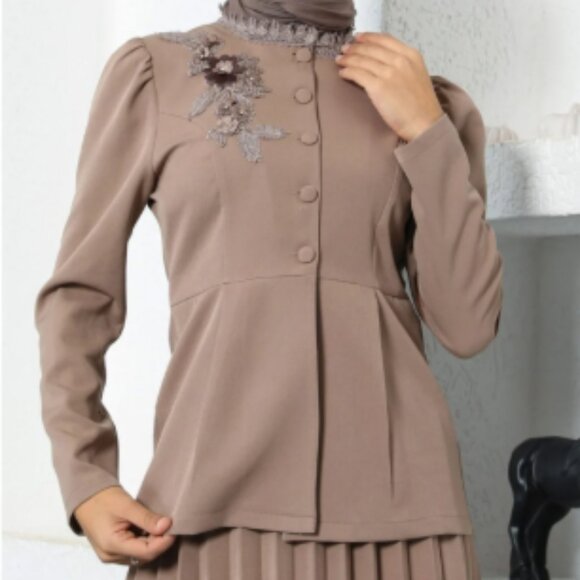 NWT Women's Brown Blazer with Floral Detail size 48 EUR, fits smaller PTP 17.5" - Picture 1 of 10